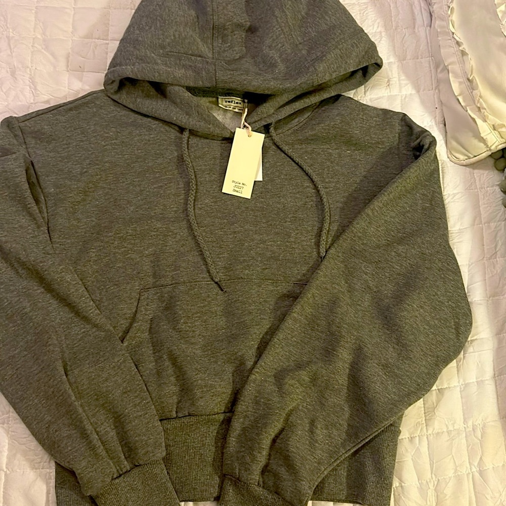 Hooded sweatshirt cropped! Soft lining and not too thick. Spring, fall, summer